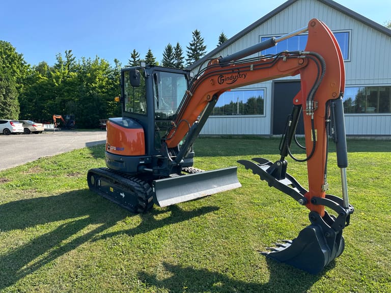 Rubber tracks and dozer blade on the CFG-40UF mini excavator