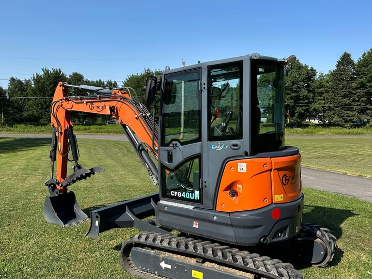 Boom and dipper arm of the CFG-40UF mini excavator, hydraulic cylinders