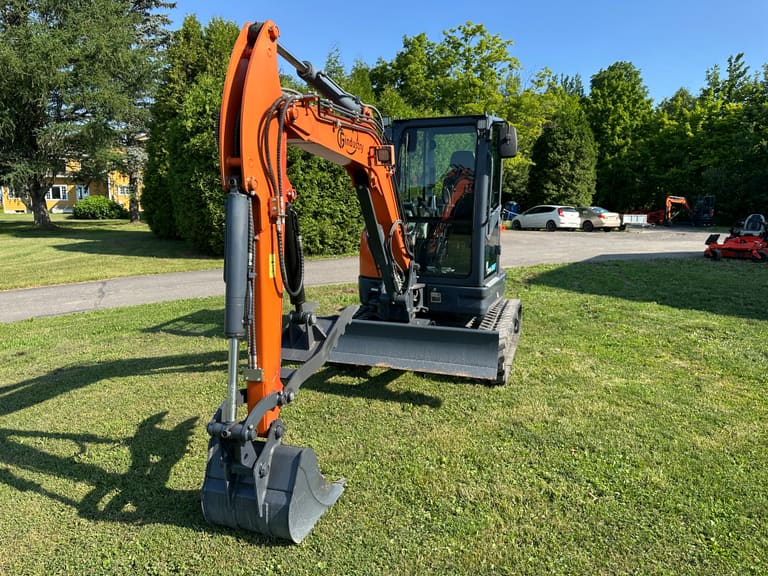 CFG-40UF mini excavator front view, boom raised and bucket on the ground